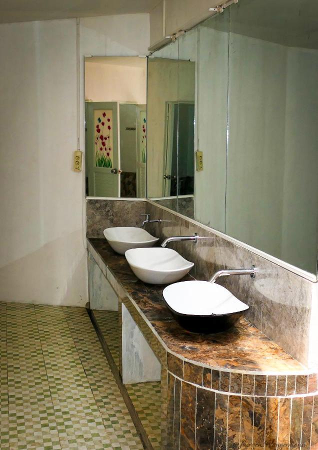 Mandalika Queen Hostel Kuta  Экстерьер фото