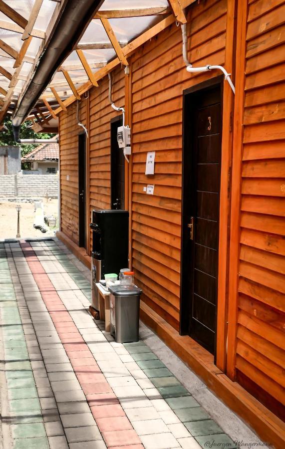 Mandalika Queen Hostel Kuta  Экстерьер фото